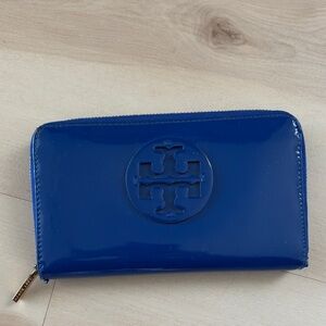Tory Burch full zip wallet blue latent leather approx 7x4